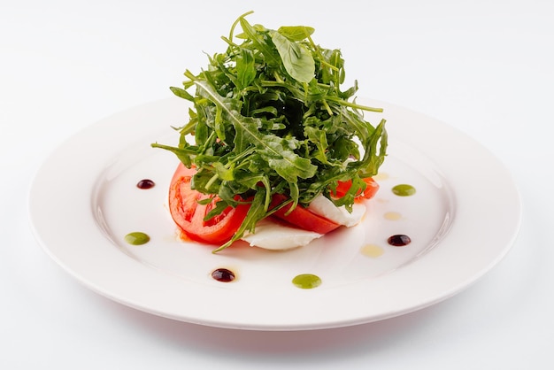 Groene salade met rucola tomaat en fetakaas