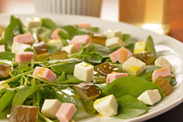 Groene salade met verse kaas, ham en augurken