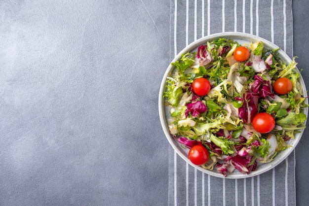 Groene salade met verse tomaten Dieetvoedingsconcept Bovenaanzicht kopieerruimte