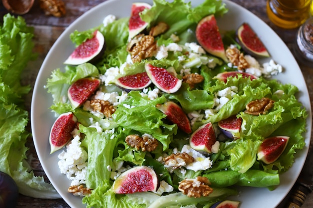 Groene salade met vijgen en witte kaas. Keto salade. Keto-dieet.