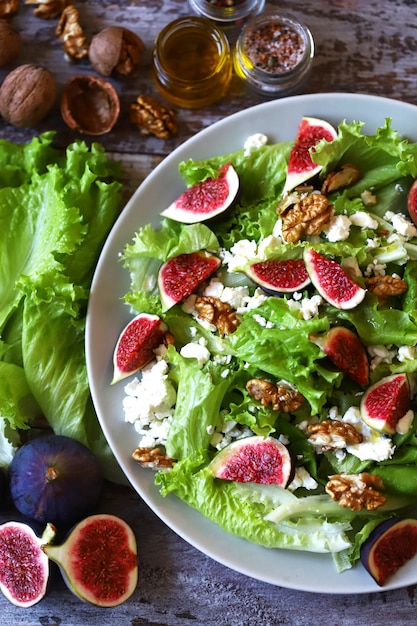 Groene salade met vijgen en witte kaas. Keto salade. Keto-dieet.