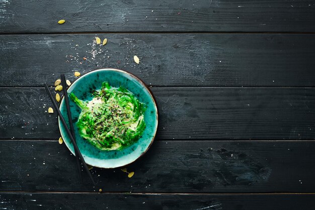 Groene salade van zeewier in een bord Bovenaanzicht Vrije ruimte voor uw tekst