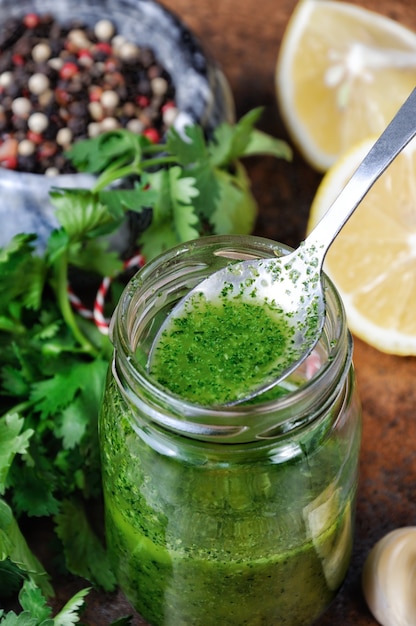 Foto groene saus, koriander kruiden voor saladedressing