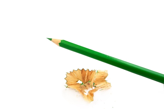 Groene scherpe pensil, geïsoleerd op de witte
