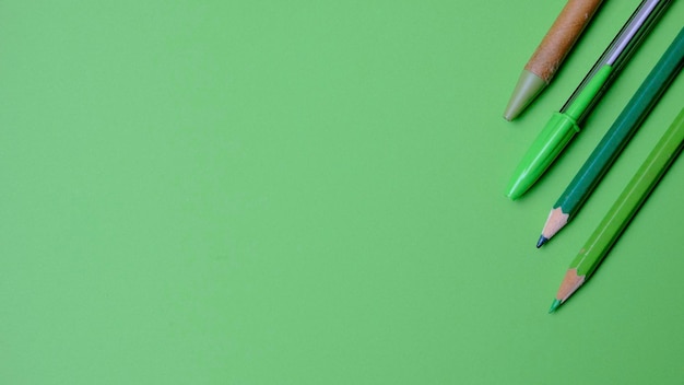 Foto groene schoolbenodigdheden op groene achtergrond