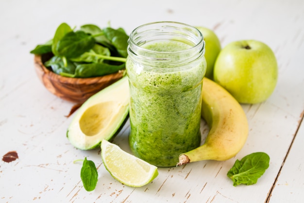 Groene smoothie en ingrediënten