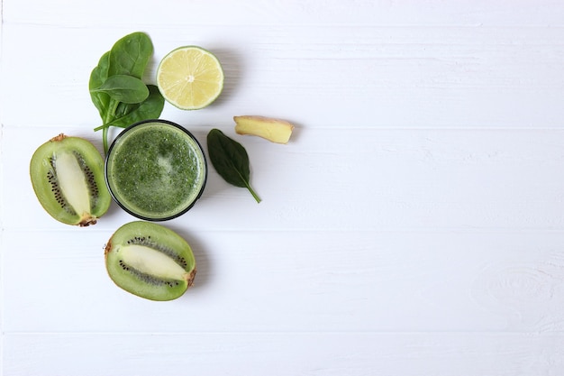 Groene smoothie en verse groenten op tafel voor het detox organisme