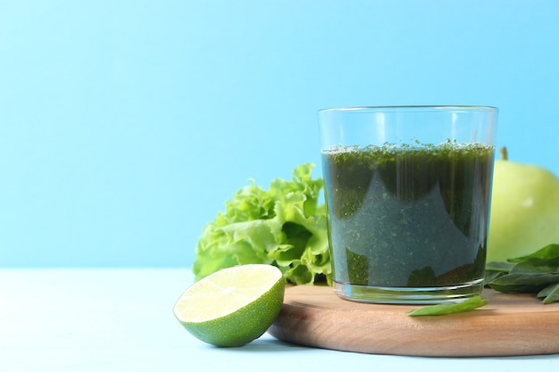 Groene smoothie en verse groenten op tafel voor het detox organisme