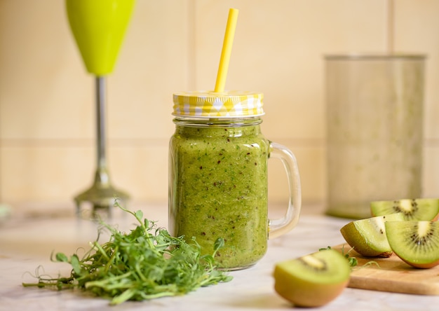 Groene smoothie gemaakt van kiwi en erwtenspruiten.