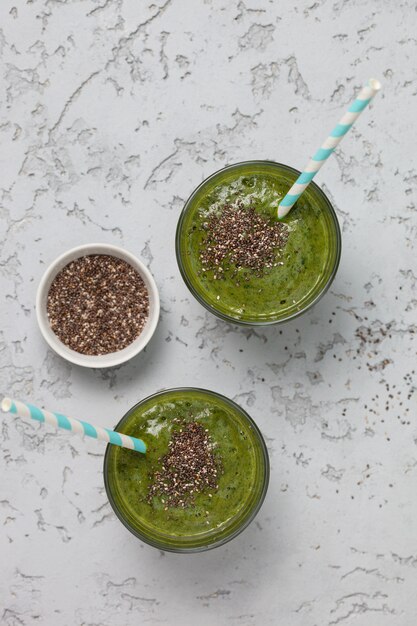 groene smoothie in glas met rietje