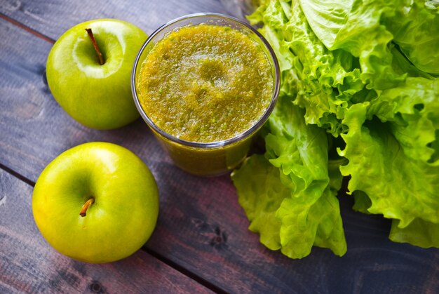 Groene smoothie in glas