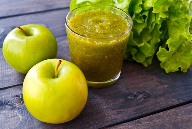 Groene smoothie in glas