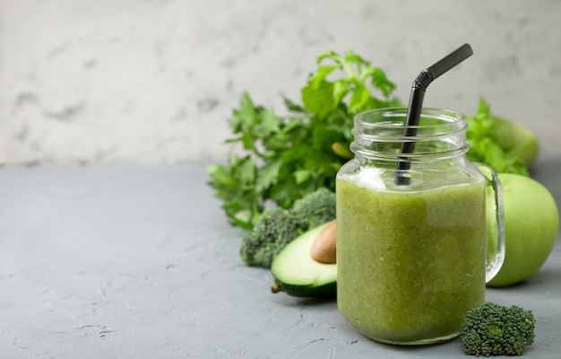 Groene smoothie in glazen pot