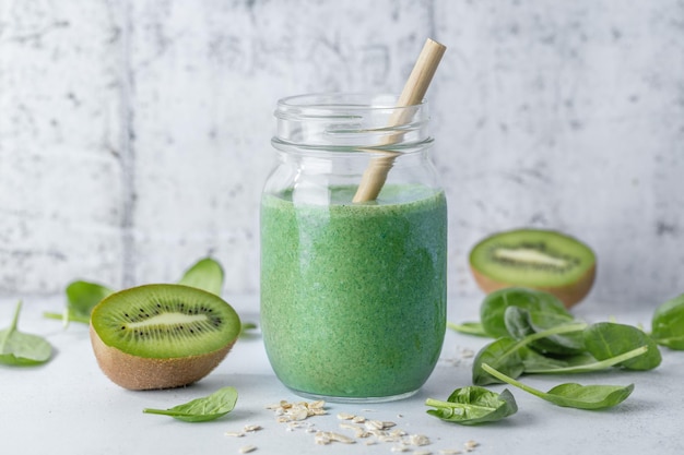 Groene smoothie in pot op tafel