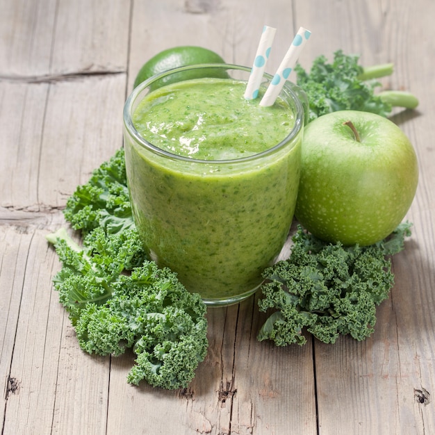 Foto groene smoothie met boerenkool, appel en limoen