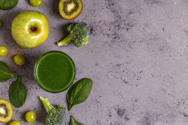 Groene smoothie met ingrediënten