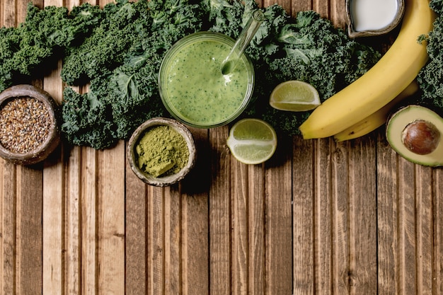 Foto groene smoothie met ingrediënten