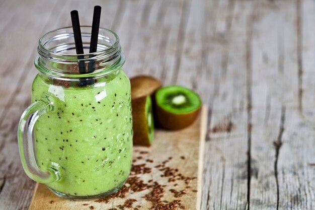 Groene smoothie met kiwi, appel, citroen en linnenzaden.