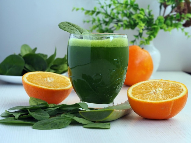 Groene smoothie met spinazie, aloë vera en sinaasappels Detox superfood