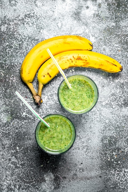 Foto groene smoothie met spinazie en banaan.