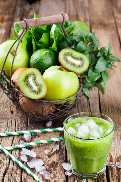 Groene smoothie met spinazie en kiwi. de partijdrank van de zomer.