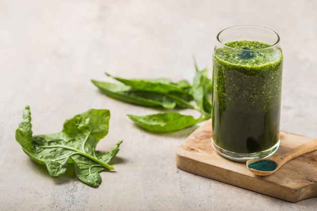 Groene smoothie met spirulina. Jonge spirulina van gerst en chlorella. Detox superfood.