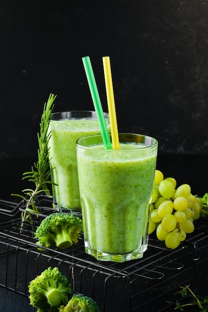Groene smoothies broccoli en druivensmoothies gezonde drankjes bovenaanzicht op een zwarte achtergrond