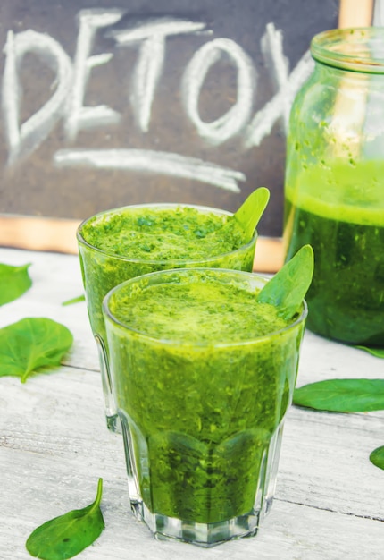 Groene smoothies met groenten en fruit. Detox Day. Afslanken en uitscheiden van slakken. Gezond eten. Selectieve aandacht.