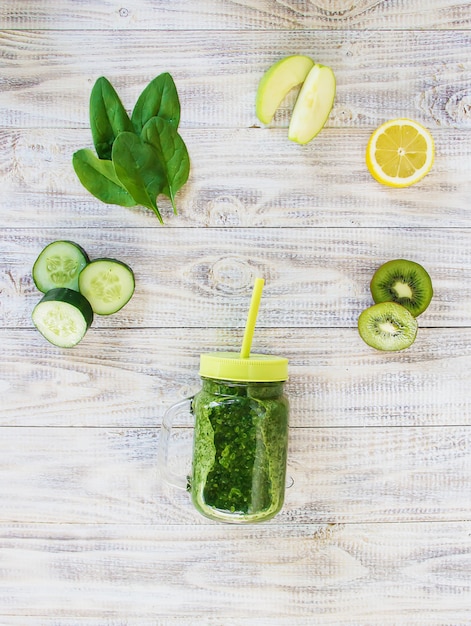 Groene smoothies met groenten en fruit. Detox Day.