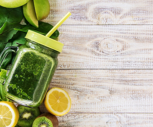 Foto groene smoothies met groenten en fruit. detox day.