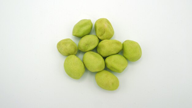 Groene snack pistachenoten op witte achtergrond.