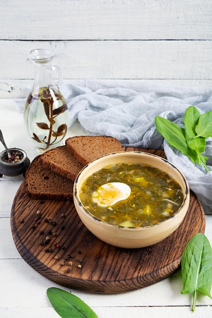 Groene soep met zuringvlees en ei traditionele zuringborsjt