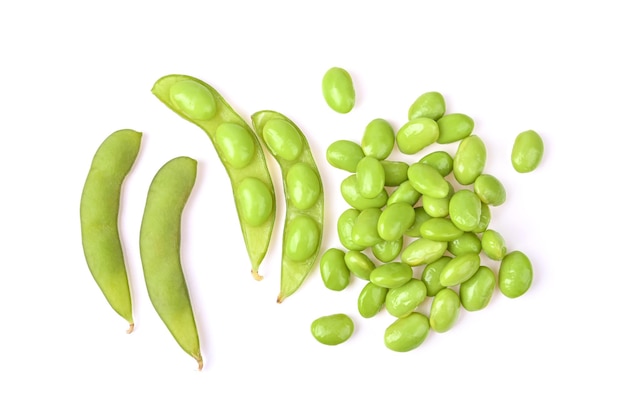 Foto groene sojabonen edamame bonen op witte achtergrond bovenaanzicht