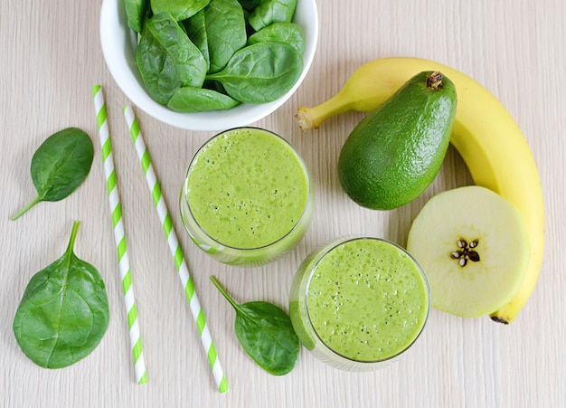 Groene spinazie smoothies met fruit