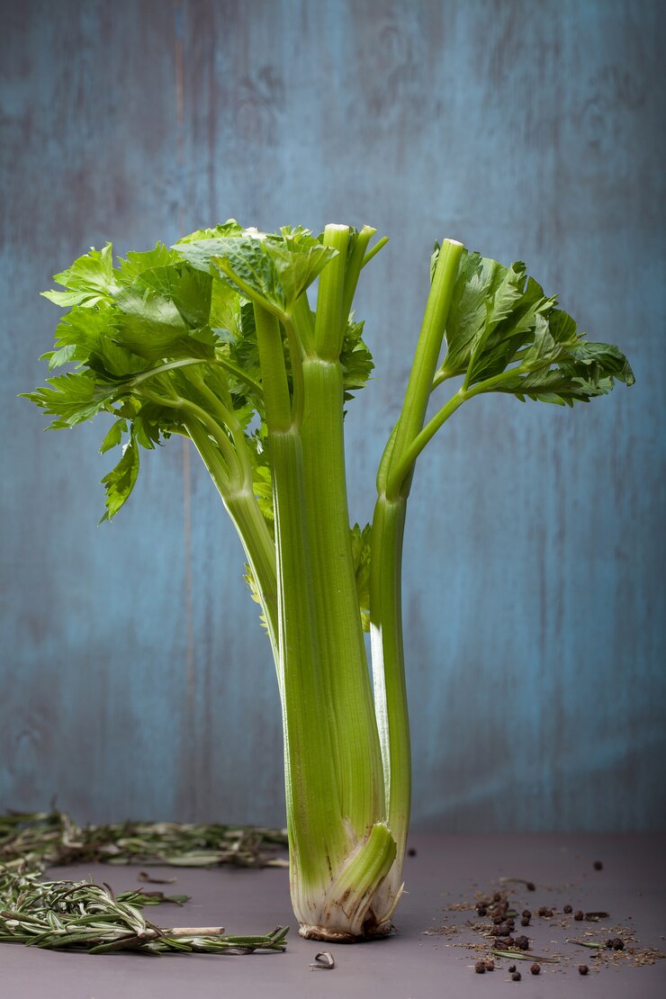 Foto groene stengel bleekselderij met kruiden