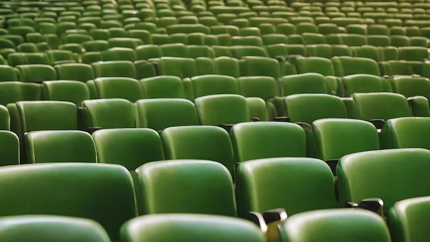 Groene stoelen in een rij.