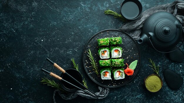 Groene sushi Japanse sushi met Chuka salade Asian Diet Food Bovenaanzicht