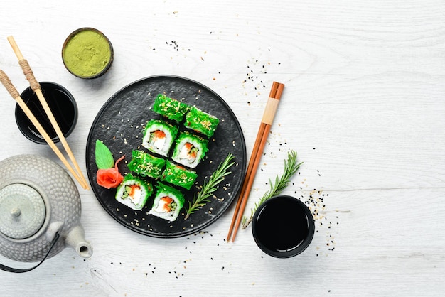 Groene sushi Japanse sushi met Chuka salade Asian Diet Food Bovenaanzicht