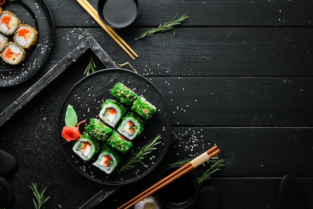 Groene sushi japanse sushi met chuka salade asian diet food bovenaanzicht