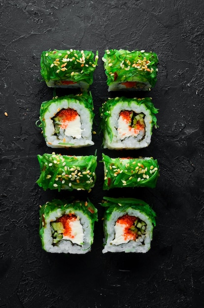 Groene sushi Japanse sushi met Chuka salade Asian Diet Food Bovenaanzicht