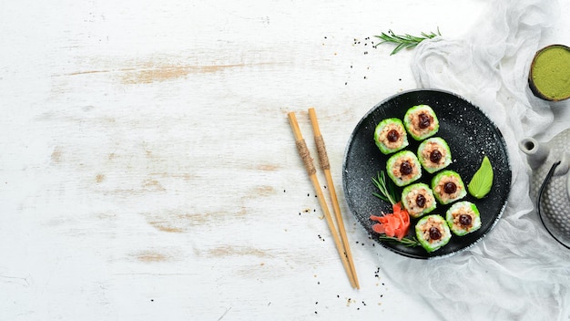 Groene Sushi rolletjes met palingvis en groene Tobiko kaviaar Stukjes heerlijke sushi Bovenaanzicht