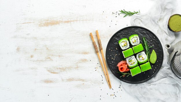 Groene Sushi Rolls Met Tobiko Groene Kaviaar En Garnalen Traditionele Japanse keuken Bovenaanzicht