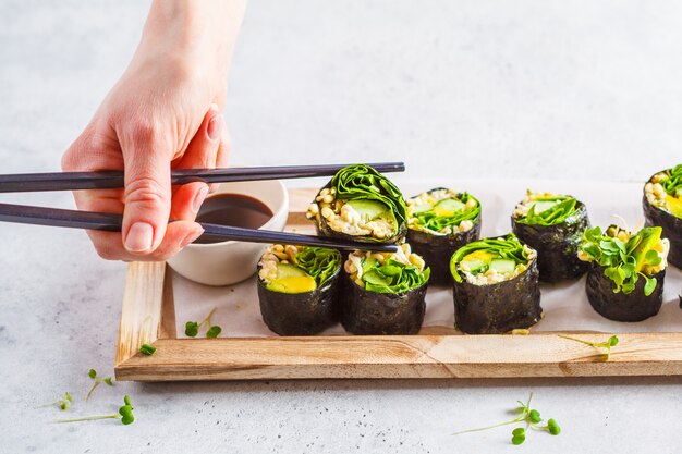 Groene sushi van veganisten rollen met avocado, spruiten, komkommer