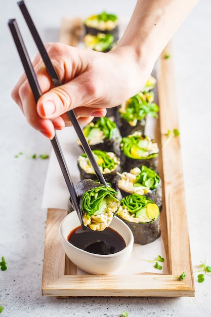 Groene sushi van veganisten rollen met avocado