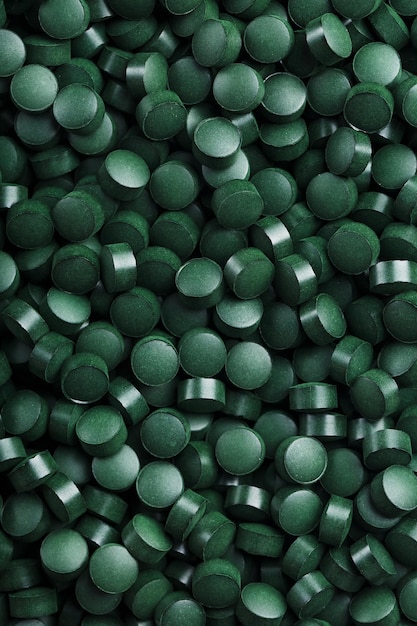 Groene tabletten van spirulina vegetarisch dieet