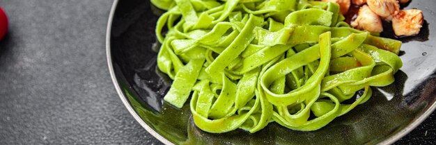 groene tagliatelle pasta kip tomatensaus plantaardig voedsel gezonde maaltijd voedsel snack op tafel