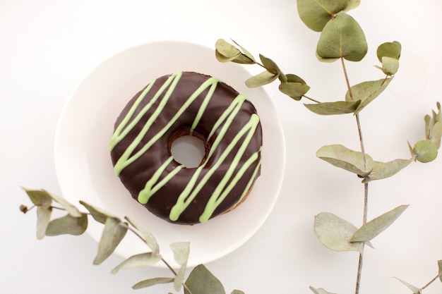 Groene tak dichtbij doughnut