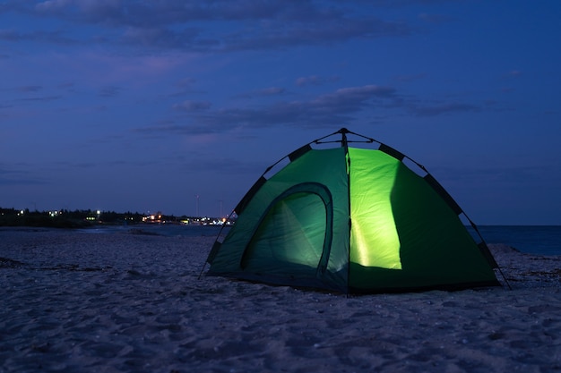 Groene tent gloeit 's nachts van binnenuit