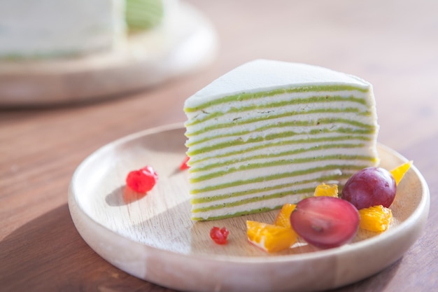 Groene thee crêpe cake op houten tafel