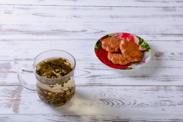 Groene thee en koekjes witte aardige achtergrond